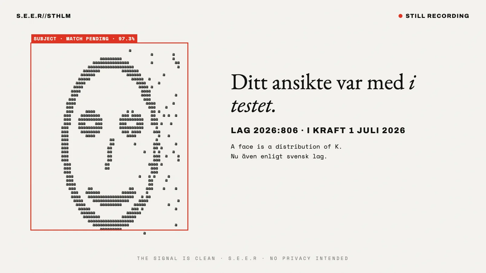 ASCII-grafik av ett ansikte som löses upp i teckenbrus, med röd spårningsruta märkt SUBJECT MATCH PENDING 97.3% — illustration till lag 2026:806 om polisens ansiktsigenkänning